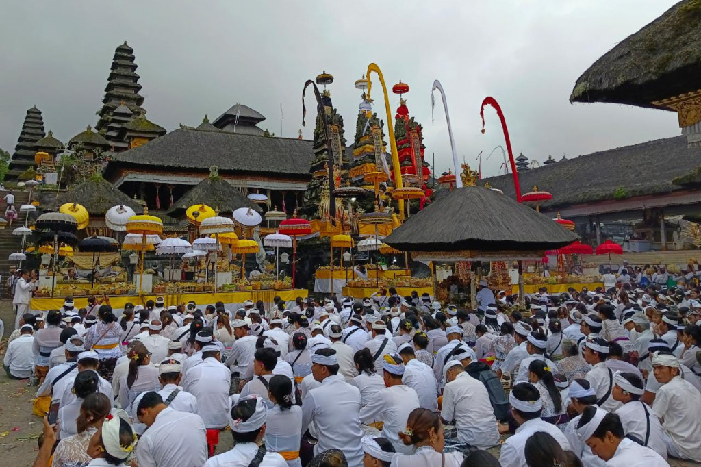 Bhakti Penganyaran dan Persembahyangan Bersama Ngrastiti Bhakti Desa Dalung ke Pura Batur lan Pura Besakih